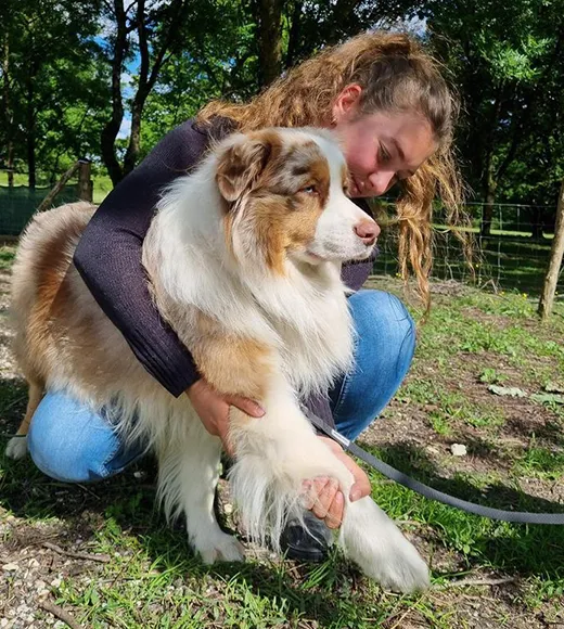 Mise en situation d'une étudiante avec un chien